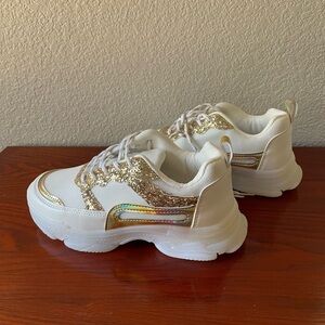 New with tags kids Mudd sneakers